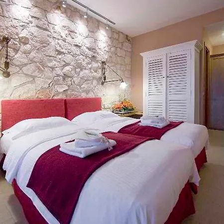 Nikoleta And מלון